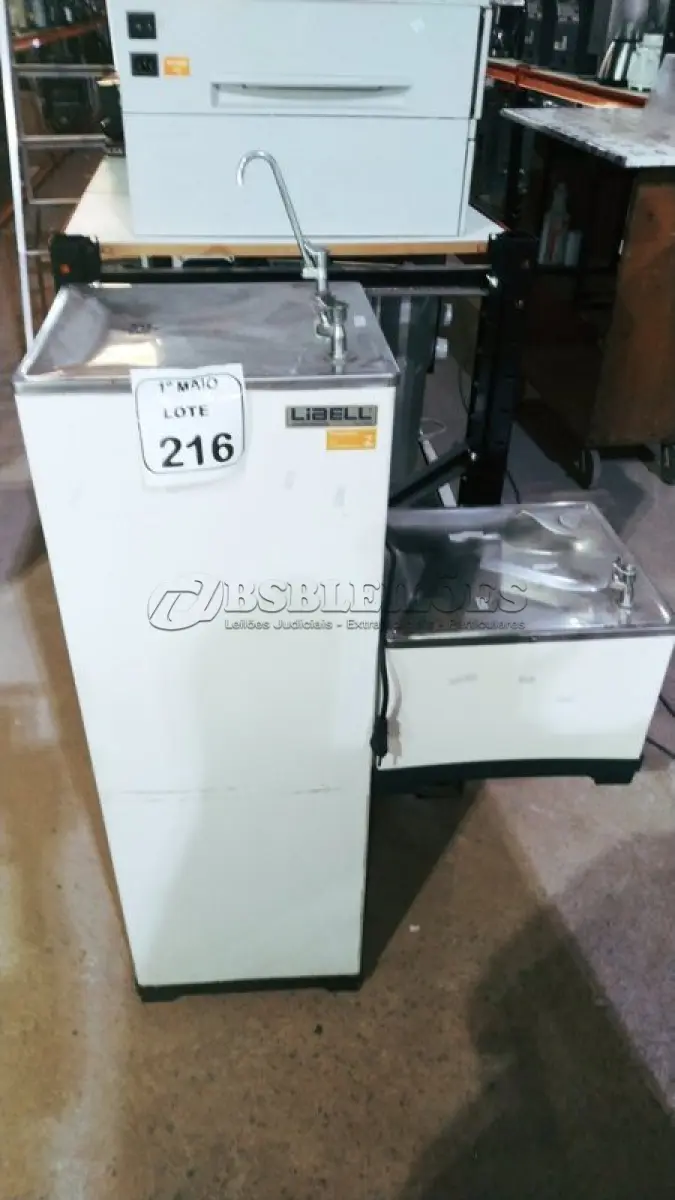 LOTE 216 - 01 BEBEDOURO CONJUGADO 220V MARCA LIBELL. (NO ESTADO) ATENÇÃO! FAZER A VISITAÇÃO ANTES DE ARREMATAR, NÃO SABEMOS SE FUNCIONA, LEILÃO NÃO TEM GARANTIA E NEM DEVOLUÇÃO, SUJEITO A POSSÍVEIS AVARIAS VISÍVEIS/OCULTAS E/OU AUSÊNCIA DE COMPONENTES.