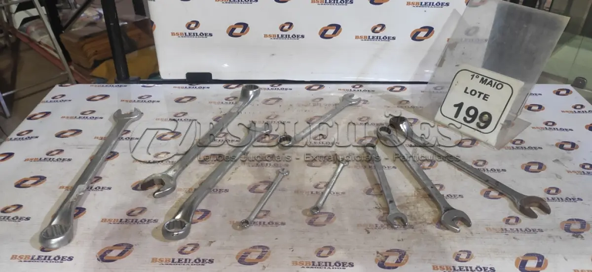 LOTE 199 - 01 LOTE COM VÁRIAS CHAVES TAMANHOS E MEDIDAS DIVERSAS MARCA BELZER. (NO ESTADO) ATENÇÃO! FAZER A VISITAÇÃO ANTES DE ARREMATAR, NÃO SABEMOS SE FUNCIONA, LEILÃO NÃO TEM GARANTIA E NEM DEVOLUÇÃO, SUJEITO A POSSÍVEIS AVARIAS VISÍVEIS/OCULTAS E/OU AUSÊNCIA DE COMPONENTES.