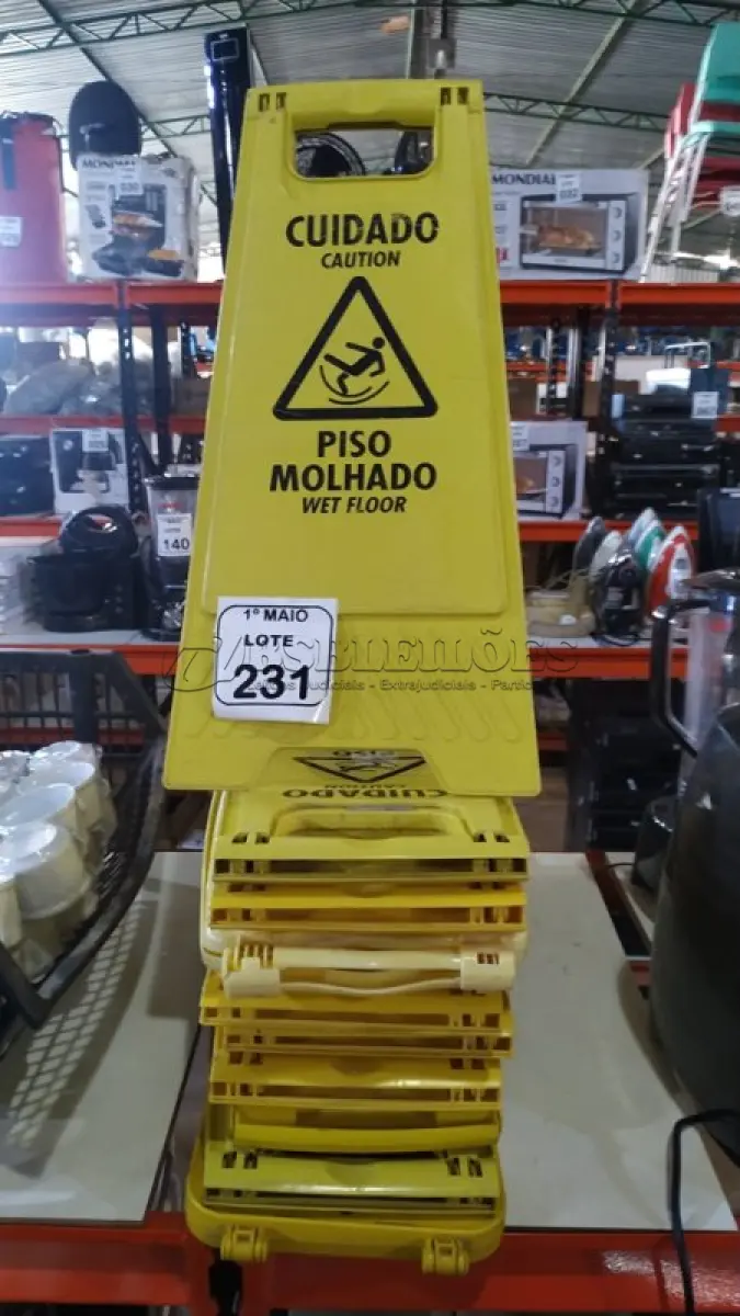 LOTE 231 - 10 PLACAS DE AVISO PARA PISOS MOLHADOS. (NO ESTADO) ATENÇÃO! FAZER A VISITAÇÃO ANTES DE ARREMATAR, NÃO SABEMOS SE FUNCIONA, LEILÃO NÃO TEM GARANTIA E NEM DEVOLUÇÃO, SUJEITO A POSSÍVEIS AVARIAS VISÍVEIS/OCULTAS E/OU AUSÊNCIA DE COMPONENTES.