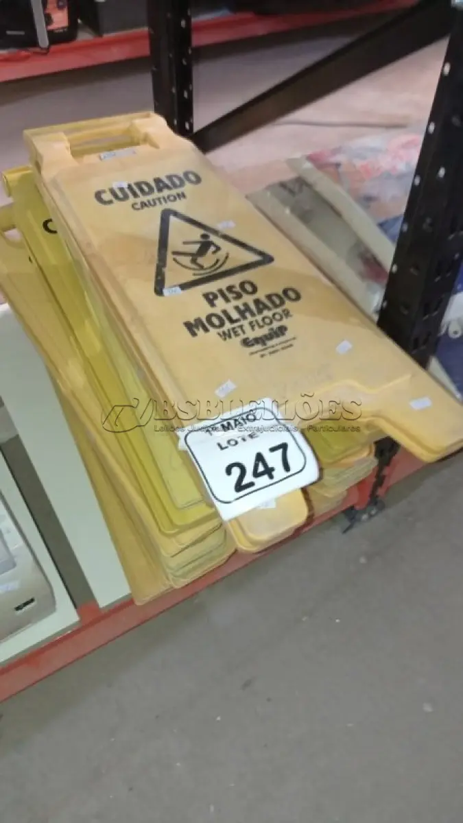 LOTE 247 - 10 PLACAS DE AVISO PARA PISOS MOLHADOS. (NO ESTADO) ATENÇÃO! FAZER A VISITAÇÃO ANTES DE ARREMATAR, NÃO SABEMOS SE FUNCIONA, LEILÃO NÃO TEM GARANTIA E NEM DEVOLUÇÃO, SUJEITO A POSSÍVEIS AVARIAS VISÍVEIS/OCULTAS E/OU AUSÊNCIA DE COMPONENTES.