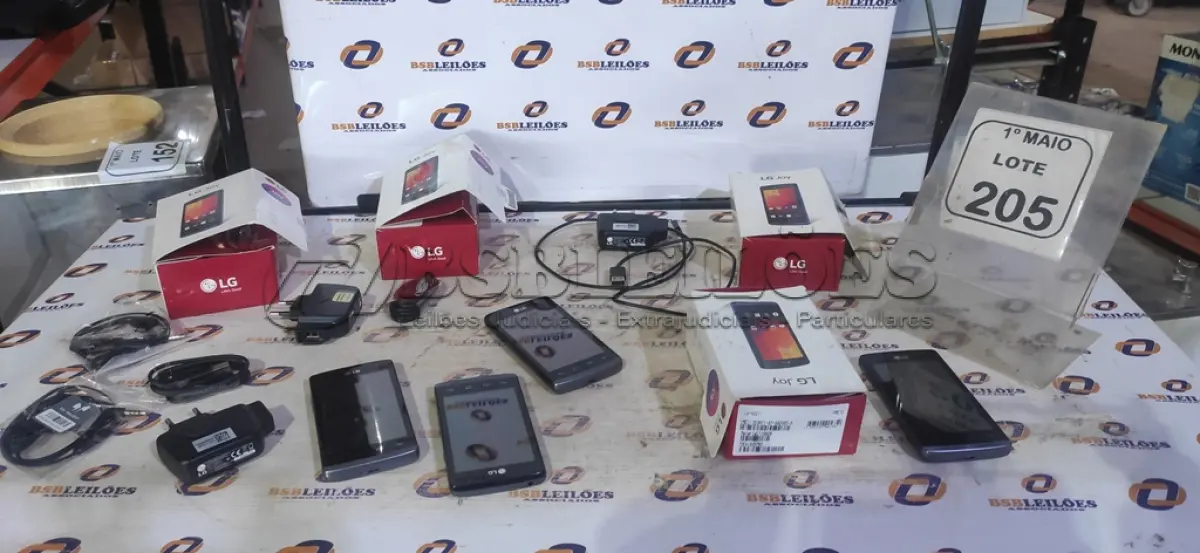 LOTE 205 - 04 CELULARES MODELO JOY COM 03 CARREGADORES MARCA LG. (NO ESTADO) ATENÇÃO! FAZER A VISITAÇÃO ANTES DE ARREMATAR, NÃO SABEMOS SE FUNCIONA, LEILÃO NÃO TEM GARANTIA E NEM DEVOLUÇÃO, SUJEITO A POSSÍVEIS AVARIAS VISÍVEIS/OCULTAS E/OU AUSÊNCIA DE COMPONENTES.