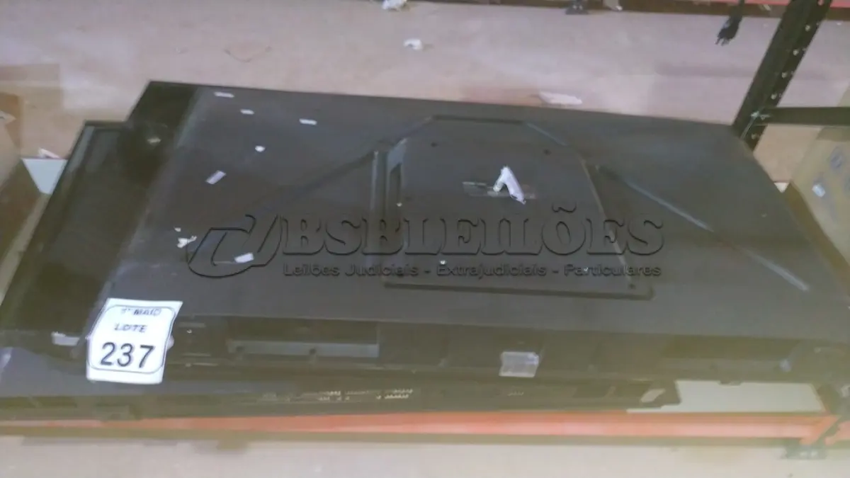LOTE 237 - 04 TVS LCD DE MARCAS E TAMANHOS DIVERSOS. (NO ESTADO) ATENÇÃO! FAZER A VISITAÇÃO ANTES DE ARREMATAR, NÃO SABEMOS SE FUNCIONA, LEILÃO NÃO TEM GARANTIA E NEM DEVOLUÇÃO, SUJEITO A POSSÍVEIS AVARIAS VISÍVEIS/OCULTAS E/OU AUSÊNCIA DE COMPONENTES.