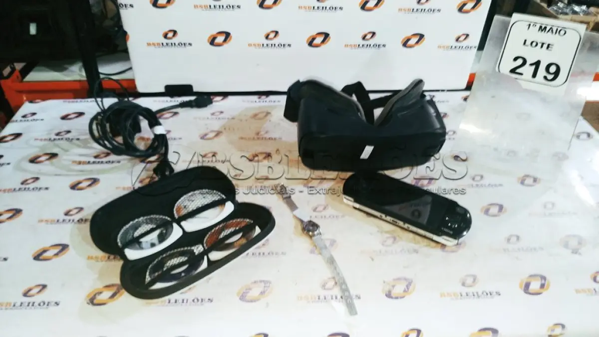 LOTE 219 - 01 PSP COM 04 MÍDIAS FÍSICAS, CARTÃO DE MEMÓRIA COM JOGOS, CASE E CARREGADOR ORIGINAL, 01 ÓCULOS VR MARCA SAMSUNG E 01 RELÓGIO MARCA ORIENTE. (NO ESTADO) ATENÇÃO! FAZER A VISITAÇÃO ANTES DE ARREMATAR, NÃO SABEMOS SE FUNCIONA, LEILÃO NÃO TEM GARANTIA E NEM DEVOLUÇÃO, SUJEITO A POSSÍVEIS AVARIAS VISÍVEIS/OCULTAS E/OU AUSÊNCIA DE COMPONENTES.