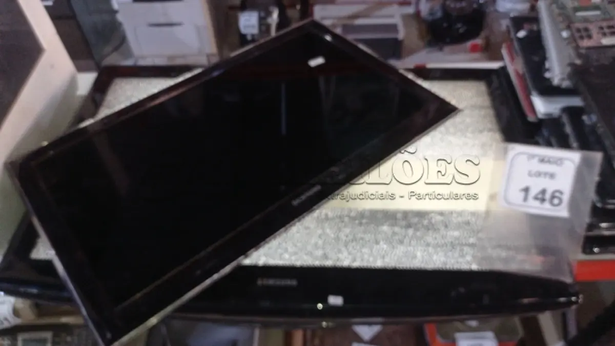 LOTE 146 - 01 TV LCD 32’’ MARCA SAMSUNG E 01 TV LCD 48’’ MARCA SAMSUNG. (NO ESTADO) ATENÇÃO! FAZER A VISITAÇÃO ANTES DE ARREMATAR, NÃO SABEMOS SE FUNCIONA, LEILÃO NÃO TEM GARANTIA E NEM DEVOLUÇÃO, SUJEITO A POSSÍVEIS AVARIAS VISÍVEIS/OCULTAS E/OU AUSÊNCIA DE COMPONENTES.