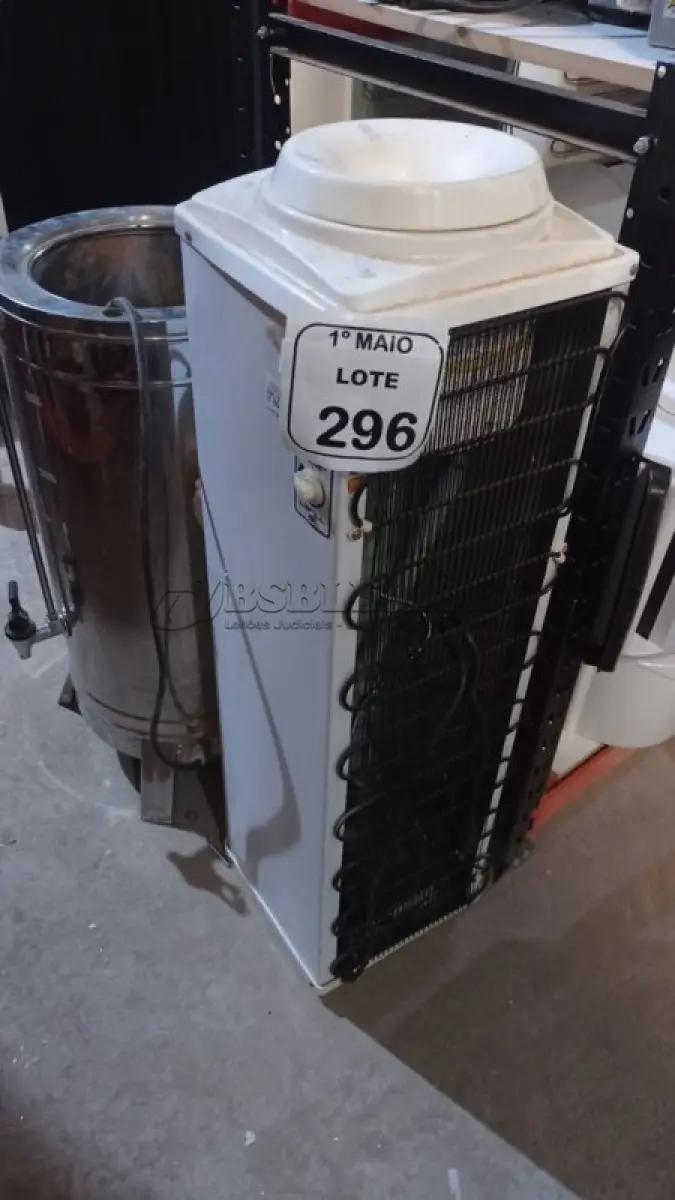 LOTE 296 - 01 CAFETEIRA INDUSTRIAL EM INOX E 01 BEBEDOURO REFRIGERADO PARA GARRAFÃO. (NO ESTADO) ATENÇÃO! FAZER A VISITAÇÃO ANTES DE ARREMATAR, NÃO SABEMOS SE FUNCIONA, LEILÃO NÃO TEM GARANTIA E NEM DEVOLUÇÃO, SUJEITO A POSSÍVEIS AVARIAS VISÍVEIS/OCULTAS E/OU AUSÊNCIA DE COMPONENTES.