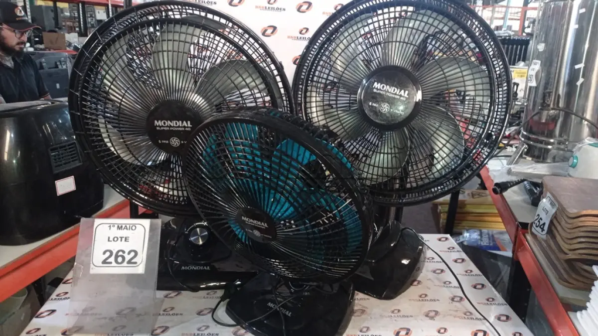LOTE 262 - 03 VENTILADORES DE MODELOS DIVERSOS MARCA MONDIAL. (NO ESTADO) ATENÇÃO! FAZER A VISITAÇÃO ANTES DE ARREMATAR, NÃO SABEMOS SE FUNCIONA, LEILÃO NÃO TEM GARANTIA E NEM DEVOLUÇÃO, SUJEITO A POSSÍVEIS AVARIAS VISÍVEIS/OCULTAS E/OU AUSÊNCIA DE COMPONENTES.