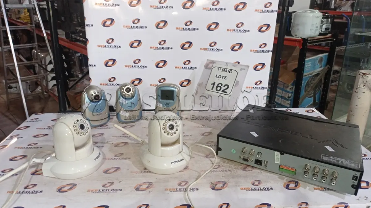 LOTE 162 - 01 APARELHO DVR E 02 CÂMERAS DE MONITORAMENTO MARCA FOSCAM E 03 CÂMERAS SEM FIO MARCA MOBI. (NO ESTADO) ATENÇÃO! FAZER A VISITAÇÃO ANTES DE ARREMATAR, NÃO SABEMOS SE FUNCIONA, LEILÃO NÃO TEM GARANTIA E NEM DEVOLUÇÃO, SUJEITO A POSSÍVEIS AVARIAS VISÍVEIS/OCULTAS E/OU AUSÊNCIA DE COMPONENTES.