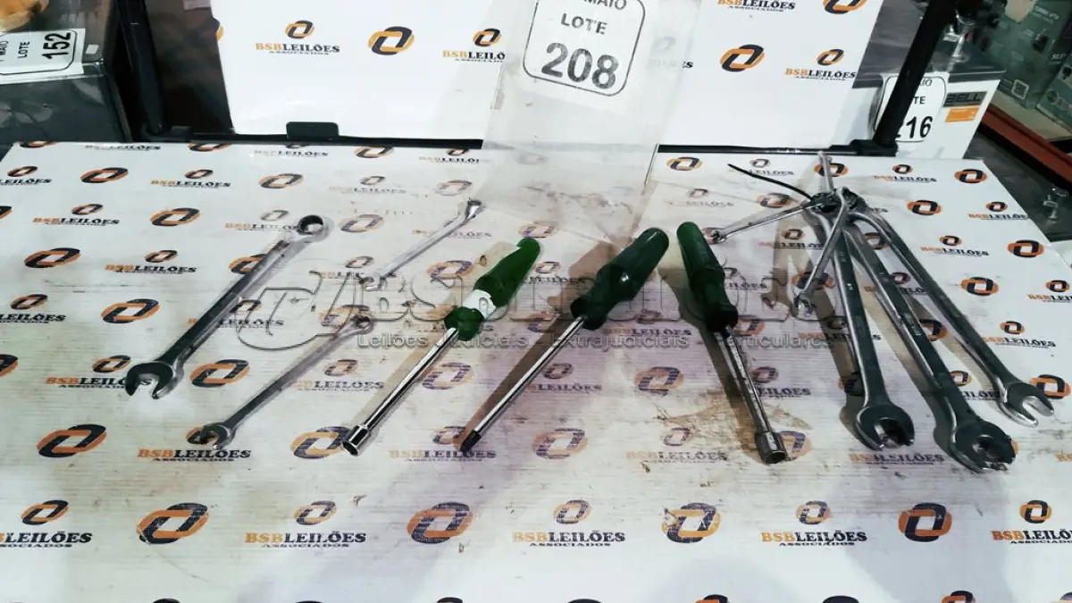 LOTE 208 - 01 LOTE COM VÁRIAS CHAVES TAMANHOS E MEDIDAS DIVERSAS MARCA BELZER. (NO ESTADO) ATENÇÃO! FAZER A VISITAÇÃO ANTES DE ARREMATAR, NÃO SABEMOS SE FUNCIONA, LEILÃO NÃO TEM GARANTIA E NEM DEVOLUÇÃO, SUJEITO A POSSÍVEIS AVARIAS VISÍVEIS/OCULTAS E/OU AUSÊNCIA DE COMPONENTES.