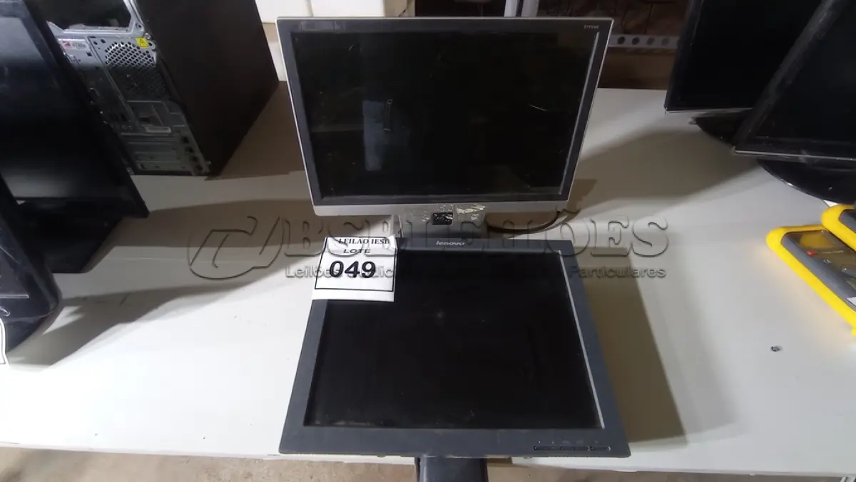 LOTE 049 - 02 MONITORES AOC. (NO ESTADO) ATENÇÃO! FAZER A VISITAÇÃO ANTES DE ARREMATAR, NÃO SABEMOS SE FUNCIONA, LEILÃO NÃO TEM GARANTIA E NEM DEVOLUÇÃO, SUJEITO A POSSÍVEIS AVARIAS VISÍVEIS/OCULTAS E/OU AUSÊNCIA DE COMPONENTES.