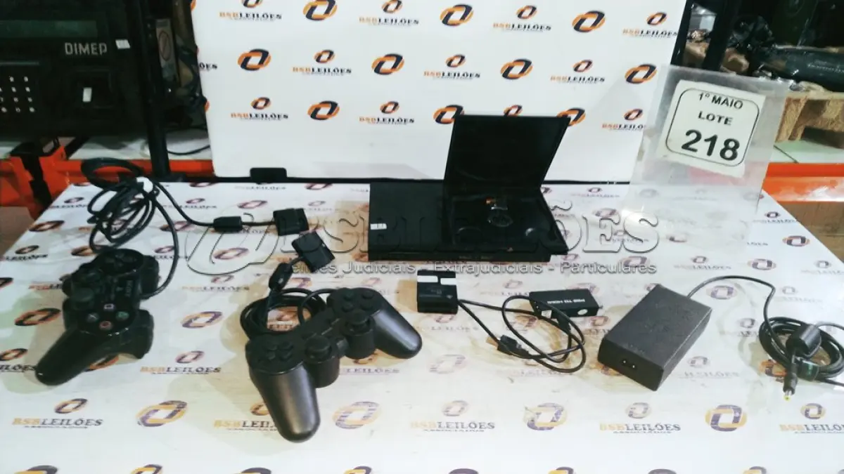 LOTE 218 - 01 PLAYSTATION 2 MODELO SLIM COM JOGOS NA MEMÓRIA, 02 CONTROLES, 02 MEMORY CARDS, 01 CONVERSOR HDMI E CABOS E FONTES ORIGINAIS. (NO ESTADO) ATENÇÃO! FAZER A VISITAÇÃO ANTES DE ARREMATAR, NÃO SABEMOS SE FUNCIONA, LEILÃO NÃO TEM GARANTIA E NEM DEVOLUÇÃO, SUJEITO A POSSÍVEIS AVARIAS VISÍVEIS/OCULTAS E/OU AUSÊNCIA DE COMPONENTES.