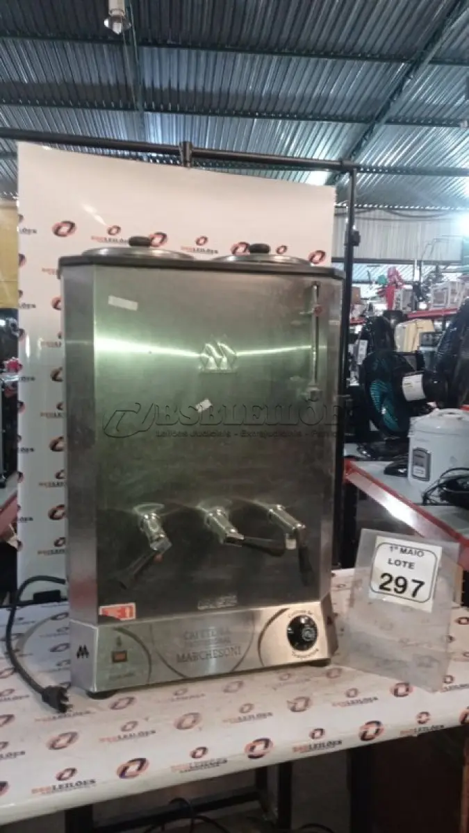 LOTE 297 - 01 CAFETEIRA INDUSTRIAL EM INOX. (NO ESTADO) ATENÇÃO! FAZER A VISITAÇÃO ANTES DE ARREMATAR, NÃO SABEMOS SE FUNCIONA, LEILÃO NÃO TEM GARANTIA E NEM DEVOLUÇÃO, SUJEITO A POSSÍVEIS AVARIAS VISÍVEIS/OCULTAS E/OU AUSÊNCIA DE COMPONENTES.