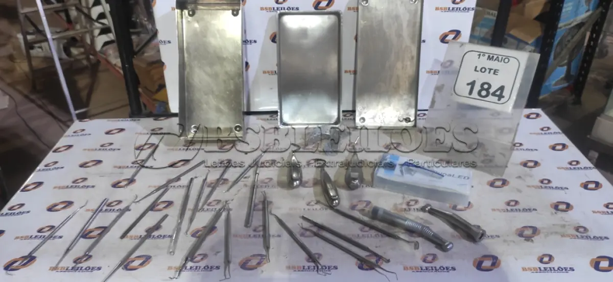 LOTE 184 - 01 CAIXA DE INOX COM VÁRIOS INSTRUMENTOS ODONTOLÓGICOS DE MODELOS DIVERSOS. (NO ESTADO) ATENÇÃO! FAZER A VISITAÇÃO ANTES DE ARREMATAR, NÃO SABEMOS SE FUNCIONA, LEILÃO NÃO TEM GARANTIA E NEM DEVOLUÇÃO, SUJEITO A POSSÍVEIS AVARIAS VISÍVEIS/OCULTAS E/OU AUSÊNCIA DE COMPONENTES.
