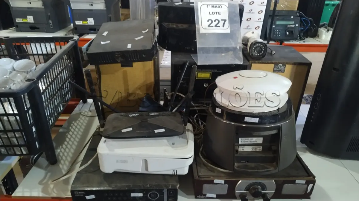 LOTE 227 - 01 MINI SYSTEM MARCA JVC COM 02 CAIXAS DE SOM, 01 APARELHO DE SOM MARCA PHILIPS, 01 ALARME RESIDENCIAL, 01 APARELHO DVD E 03 ROTEADORES DE MARCAS E MODELOS DIVERSOS. (NO ESTADO) ATENÇÃO! FAZER A VISITAÇÃO ANTES DE ARREMATAR, NÃO SABEMOS SE FUNCIONA, LEILÃO NÃO TEM GARANTIA E NEM DEVOLUÇÃO, SUJEITO A POSSÍVEIS AVARIAS VISÍVEIS/OCULTAS E/OU AUSÊNCIA DE COMPONENTES.