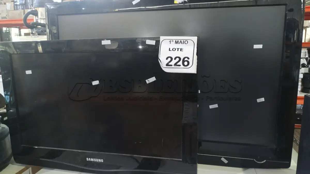 LOTE 226 - 01 TV LCD 37’’ MARCA LG E 01 TV LCD 26’’ MARCA SAMSUNG. (NO ESTADO) ATENÇÃO! FAZER A VISITAÇÃO ANTES DE ARREMATAR, NÃO SABEMOS SE FUNCIONA, LEILÃO NÃO TEM GARANTIA E NEM DEVOLUÇÃO, SUJEITO A POSSÍVEIS AVARIAS VISÍVEIS/OCULTAS E/OU AUSÊNCIA DE COMPONENTES.