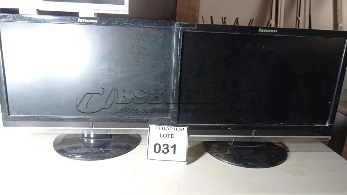 LOTE 031 - 02 MONITORES LENOVO. (NO ESTADO) ATENÇÃO! FAZER A VISITAÇÃO ANTES DE ARREMATAR, NÃO SABEMOS SE FUNCIONA, LEILÃO NÃO TEM GARANTIA E NEM DEVOLUÇÃO, SUJEITO A POSSÍVEIS AVARIAS VISÍVEIS/OCULTAS E/OU AUSÊNCIA DE COMPONENTES.