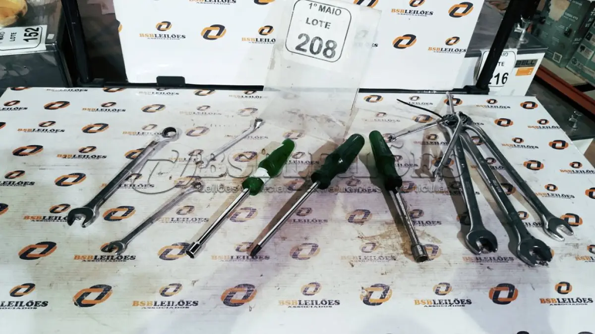 LOTE 208 - 01 LOTE COM VÁRIAS CHAVES TAMANHOS E MEDIDAS DIVERSAS MARCA BELZER. (NO ESTADO) ATENÇÃO! FAZER A VISITAÇÃO ANTES DE ARREMATAR, NÃO SABEMOS SE FUNCIONA, LEILÃO NÃO TEM GARANTIA E NEM DEVOLUÇÃO, SUJEITO A POSSÍVEIS AVARIAS VISÍVEIS/OCULTAS E/OU AUSÊNCIA DE COMPONENTES.
