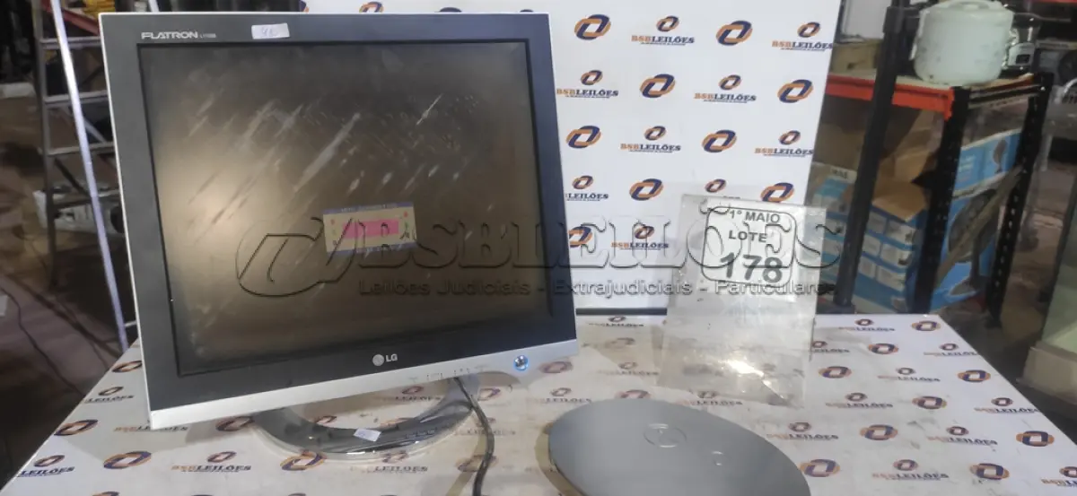 LOTE 178 - 01 MONITOR MARCA LG. (NO ESTADO) ATENÇÃO! FAZER A VISITAÇÃO ANTES DE ARREMATAR, NÃO SABEMOS SE FUNCIONA, LEILÃO NÃO TEM GARANTIA E NEM DEVOLUÇÃO, SUJEITO A POSSÍVEIS AVARIAS VISÍVEIS/OCULTAS E/OU AUSÊNCIA DE COMPONENTES.
