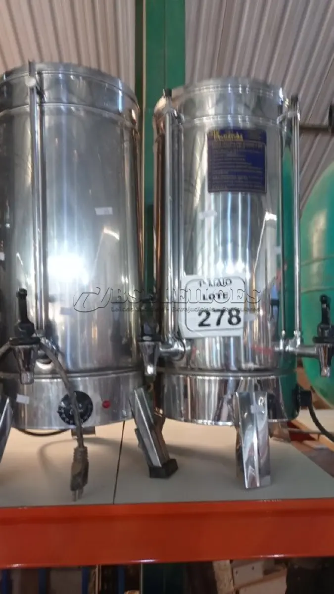 LOTE 278 - 02 CAFETEIRAS INDUSTRIAIS EM INOX. (NO ESTADO) ATENÇÃO! FAZER A VISITAÇÃO ANTES DE ARREMATAR, NÃO SABEMOS SE FUNCIONA, LEILÃO NÃO TEM GARANTIA E NEM DEVOLUÇÃO, SUJEITO A POSSÍVEIS AVARIAS VISÍVEIS/OCULTAS E/OU AUSÊNCIA DE COMPONENTES.