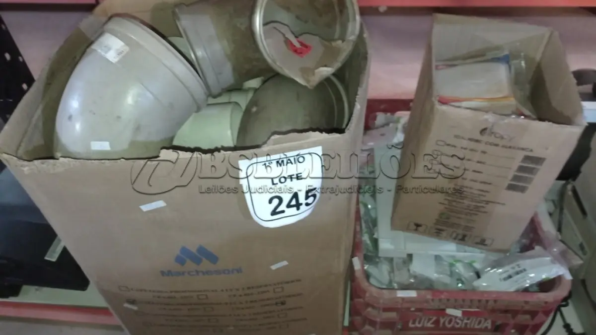 LOTE 245 - 01 CAIXA COM VÁRIAS CONEXÕES E CURVAS HIDRÁULICAS DE TAMANHOS DIVERSOS, 01 CAIXA DE DISTRIBUIÇÃO E GRANDE QUANTIDADE DE INTERRUPTORES E ESPELHOS DE TOMADAS DE MARCAS DIVERSAS. (NO ESTADO) ATENÇÃO! FAZER A VISITAÇÃO ANTES DE ARREMATAR, NÃO SABEMOS SE FUNCIONA, LEILÃO NÃO TEM GARANTIA E NEM DEVOLUÇÃO, SUJEITO A POSSÍVEIS AVARIAS VISÍVEIS/OCULTAS E/OU AUSÊNCIA DE COMPONENTES.