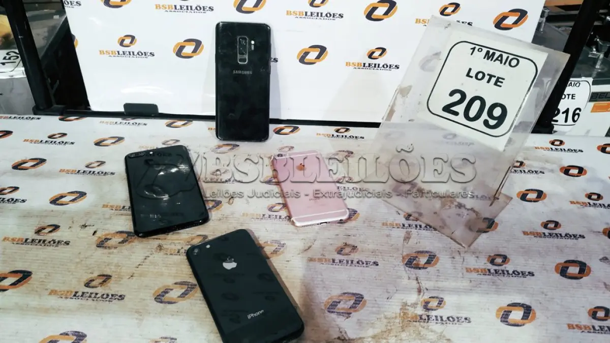 LOTE 209 - 01 SMARTPHONE MARCA SAMSUNG E 03 IPHONES DE MODELOS DIVERSOS. (NO ESTADO) ATENÇÃO! FAZER A VISITAÇÃO ANTES DE ARREMATAR, NÃO SABEMOS SE FUNCIONA, LEILÃO NÃO TEM GARANTIA E NEM DEVOLUÇÃO, SUJEITO A POSSÍVEIS AVARIAS VISÍVEIS/OCULTAS E/OU AUSÊNCIA DE COMPONENTES.