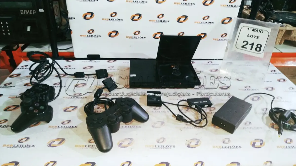 LOTE 218 - 01 PLAYSTATION 2 MODELO SLIM COM JOGOS NA MEMÓRIA, 02 CONTROLES, 02 MEMORY CARDS, 01 CONVERSOR HDMI E CABOS E FONTES ORIGINAIS. (NO ESTADO) ATENÇÃO! FAZER A VISITAÇÃO ANTES DE ARREMATAR, NÃO SABEMOS SE FUNCIONA, LEILÃO NÃO TEM GARANTIA E NEM DEVOLUÇÃO, SUJEITO A POSSÍVEIS AVARIAS VISÍVEIS/OCULTAS E/OU AUSÊNCIA DE COMPONENTES.