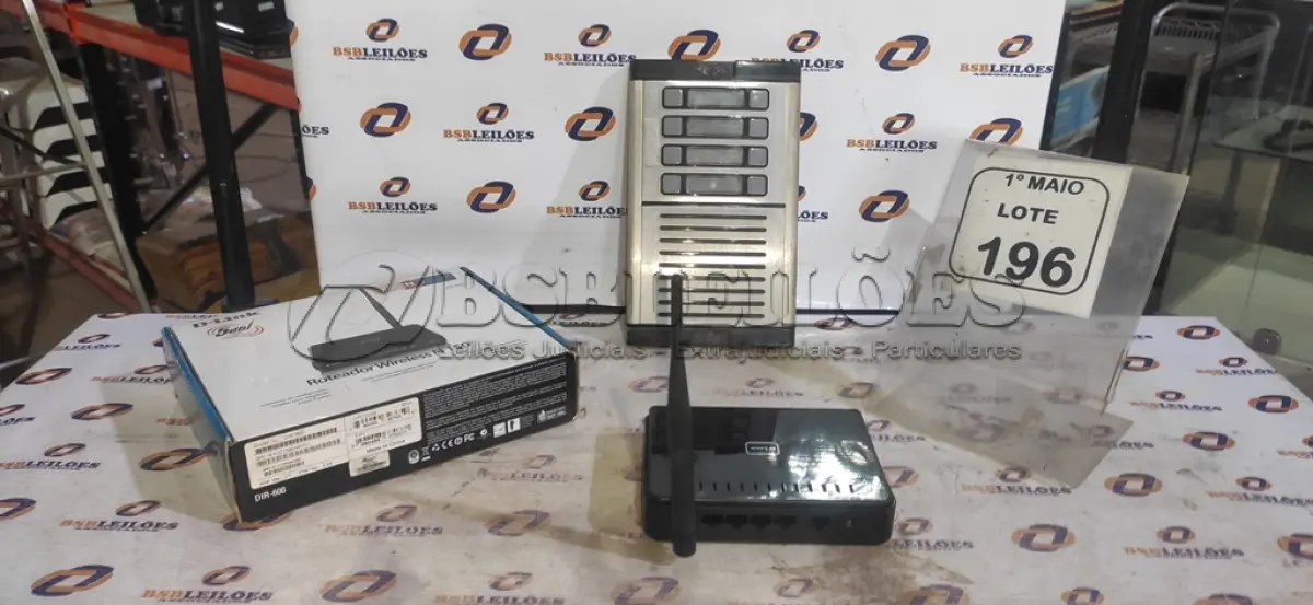 LOTE 196 - 01 ROTEADOR D LINK E 01 INTERFONE. (NO ESTADO) ATENÇÃO! FAZER A VISITAÇÃO ANTES DE ARREMATAR, NÃO SABEMOS SE FUNCIONA. LEILÃO NÃO TEM GARANTIA E NEM DEVOLUÇÃO, SUJEITO A POSSÍVEIS AVARIAS VISÍVEIS/OCULTAS E/OU AUSÊNCIA DE COMPONENTES.