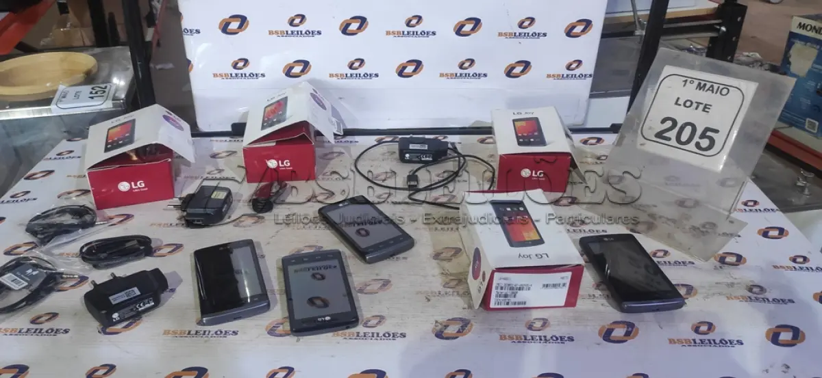 LOTE 205 - 04 CELULARES MODELO JOY COM 03 CARREGADORES MARCA LG. (NO ESTADO) ATENÇÃO! FAZER A VISITAÇÃO ANTES DE ARREMATAR, NÃO SABEMOS SE FUNCIONA, LEILÃO NÃO TEM GARANTIA E NEM DEVOLUÇÃO, SUJEITO A POSSÍVEIS AVARIAS VISÍVEIS/OCULTAS E/OU AUSÊNCIA DE COMPONENTES.
