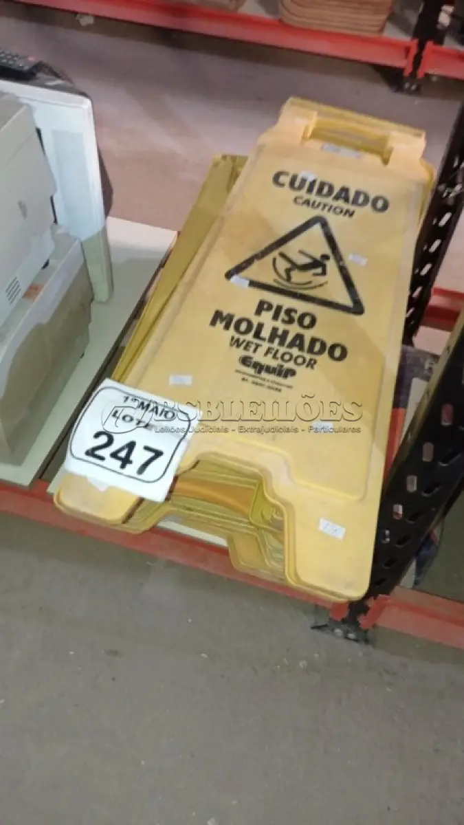LOTE 247 - 10 PLACAS DE AVISO PARA PISOS MOLHADOS. (NO ESTADO) ATENÇÃO! FAZER A VISITAÇÃO ANTES DE ARREMATAR, NÃO SABEMOS SE FUNCIONA, LEILÃO NÃO TEM GARANTIA E NEM DEVOLUÇÃO, SUJEITO A POSSÍVEIS AVARIAS VISÍVEIS/OCULTAS E/OU AUSÊNCIA DE COMPONENTES.