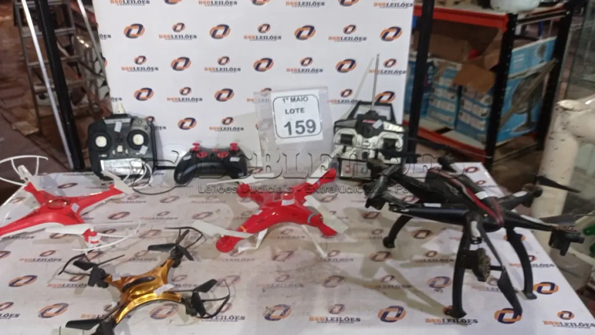 LOTE 159 - 04 DRONES DE MARCAS E MODELOS DIVERSOS. (NO ESTADO) ATENÇÃO! FAZER A VISITAÇÃO ANTES DE ARREMATAR, NÃO SABEMOS SE FUNCIONA, LEILÃO NÃO TEM GARANTIA E NEM DEVOLUÇÃO, SUJEITO A POSSÍVEIS AVARIAS VISÍVEIS/OCULTAS E/OU AUSÊNCIA DE COMPONENTES.