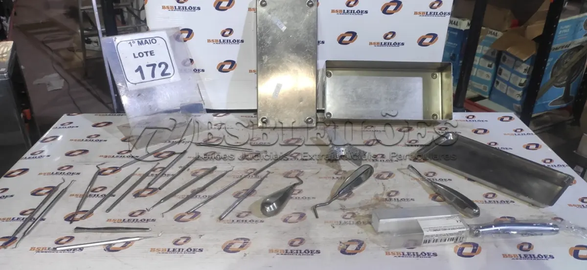 LOTE 172 - 01 CAIXA DE INOX COM VÁRIOS INSTRUMENTOS ODONTOLÓGICOS DE MODELOS DIVERSOS. (NO ESTADO) ATENÇÃO! FAZER A VISITAÇÃO ANTES DE ARREMATAR, NÃO SABEMOS SE FUNCIONA, LEILÃO NÃO TEM GARANTIA E NEM DEVOLUÇÃO, SUJEITO A POSSÍVEIS AVARIAS VISÍVEIS/OCULTAS E/OU AUSÊNCIA DE COMPONENTES.