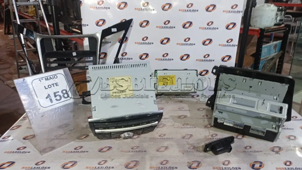 LOTE 158 - 02 APARELHOS DE MULTIMÍDIA AUTOMOTIVO E 01 PAINEL DE CD PLAYER AUTOMOTIVO. (NO ESTADO) ATENÇÃO! FAZER A VISITAÇÃO ANTES DE ARREMATAR, NÃO SABEMOS SE FUNCIONA, LEILÃO NÃO TEM GARANTIA E NEM DEVOLUÇÃO, SUJEITO A POSSÍVEIS AVARIAS VISÍVEIS/OCULTAS E/OU AUSÊNCIA DE COMPONENTES.