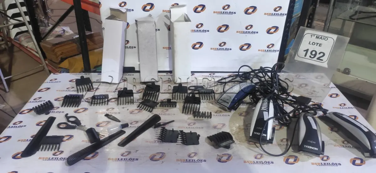LOTE 192 - 04 MÁQUINAS DE CORTAR CABELO MODELOS DIVERSOS MARCA MONDIAL. (NO ESTADO) ATENÇÃO! FAZER A VISITAÇÃO ANTES DE ARREMATAR, NÃO SABEMOS SE FUNCIONA, LEILÃO NÃO TEM GARANTIA E NEM DEVOLUÇÃO, SUJEITO A POSSÍVEIS AVARIAS VISÍVEIS/OCULTAS E/OU AUSÊNCIA DE COMPONENTES.