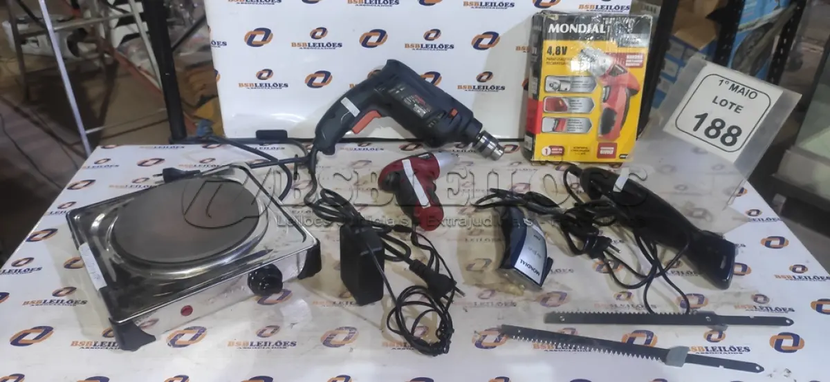 LOTE 188 - 01 FOGÃO PORTATIL DE 01 BOCA, 01 FACA ELÉTRICA MARCA MONDIAL, 01 FURADEIRA 220V MARCA MONDIAL, 01 PARAFUSADEIRA MARCA MONDIAL E 01 MÁQUINA DE CORTAR CABELO MARCA MONDIAL. (NO ESTADO) ATENÇÃO! FAZER A VISITAÇÃO ANTES DE ARREMATAR, NÃO SABEMOS SE FUNCIONA, LEILÃO NÃO TEM GARANTIA E NEM DEVOLUÇÃO, SUJEITO A POSSÍVEIS AVARIAS VISÍVEIS/OCULTAS E/OU AUSÊNCIA DE COMPONENTES.