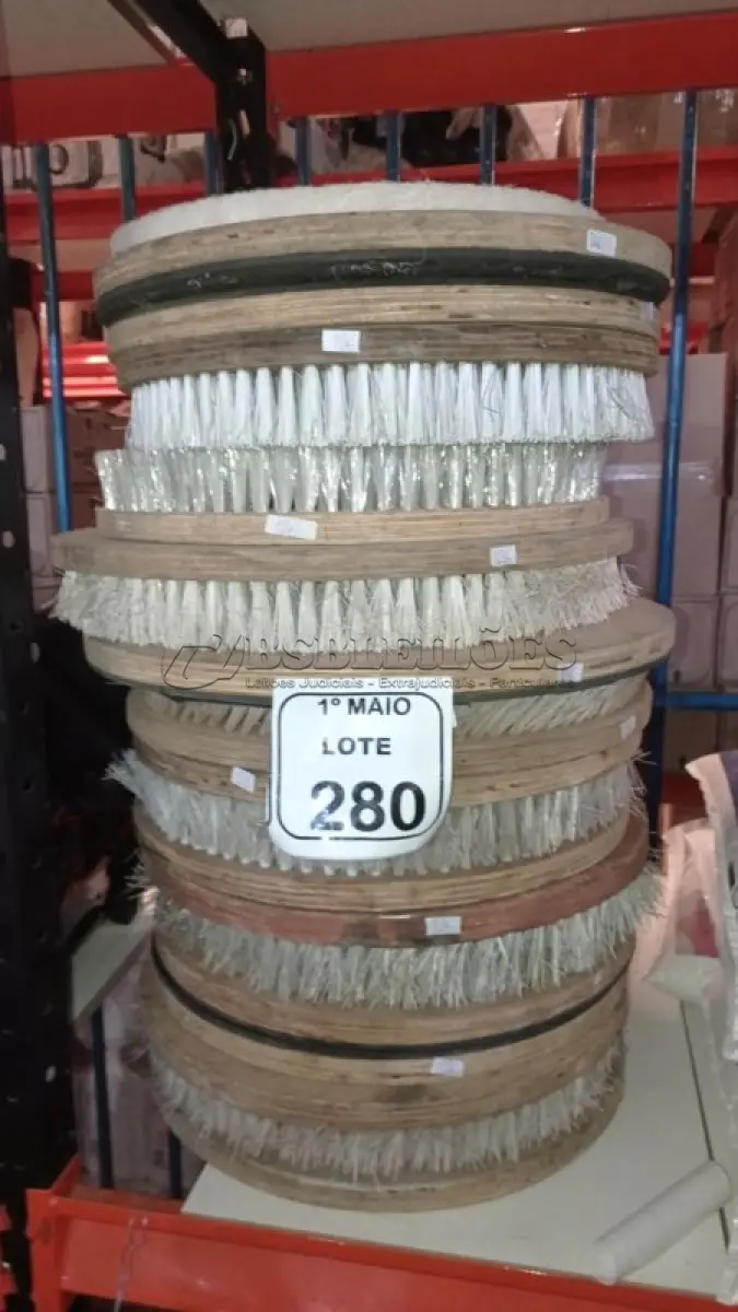 LOTE 280 - 01 LOTE COM VÁRIAS ESCOVAS DE ENCERADEIRA. (NO ESTADO) ATENÇÃO! FAZER A VISITAÇÃO ANTES DE ARREMATAR, NÃO SABEMOS SE FUNCIONA, LEILÃO NÃO TEM GARANTIA E NEM DEVOLUÇÃO, SUJEITO A POSSÍVEIS AVARIAS VISÍVEIS/OCULTAS E/OU AUSÊNCIA DE COMPONENTES.