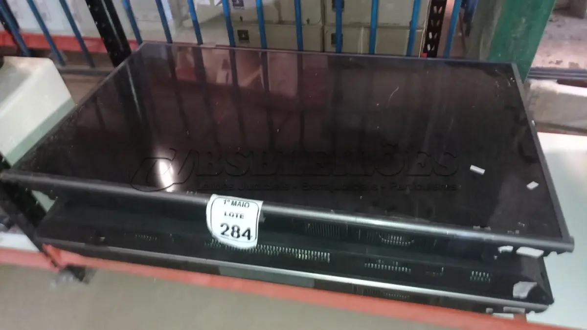 LOTE 284 - 03 TVS LCD DE MARCAS E TAMANHOS DIVERSOS. (NO ESTADO) ATENÇÃO! FAZER A VISITAÇÃO ANTES DE ARREMATAR, NÃO SABEMOS SE FUNCIONA, LEILÃO NÃO TEM GARANTIA E NEM DEVOLUÇÃO, SUJEITO A POSSÍVEIS AVARIAS VISÍVEIS/OCULTAS E/OU AUSÊNCIA DE COMPONENTES.