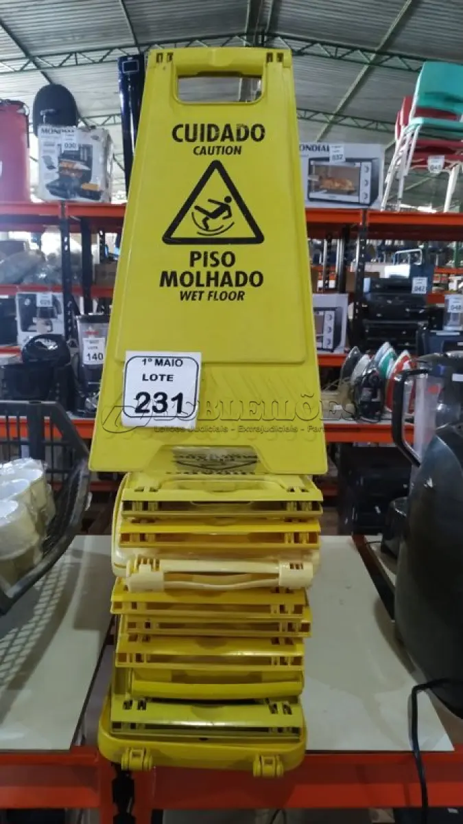 LOTE 231 - 10 PLACAS DE AVISO PARA PISOS MOLHADOS. (NO ESTADO) ATENÇÃO! FAZER A VISITAÇÃO ANTES DE ARREMATAR, NÃO SABEMOS SE FUNCIONA, LEILÃO NÃO TEM GARANTIA E NEM DEVOLUÇÃO, SUJEITO A POSSÍVEIS AVARIAS VISÍVEIS/OCULTAS E/OU AUSÊNCIA DE COMPONENTES.