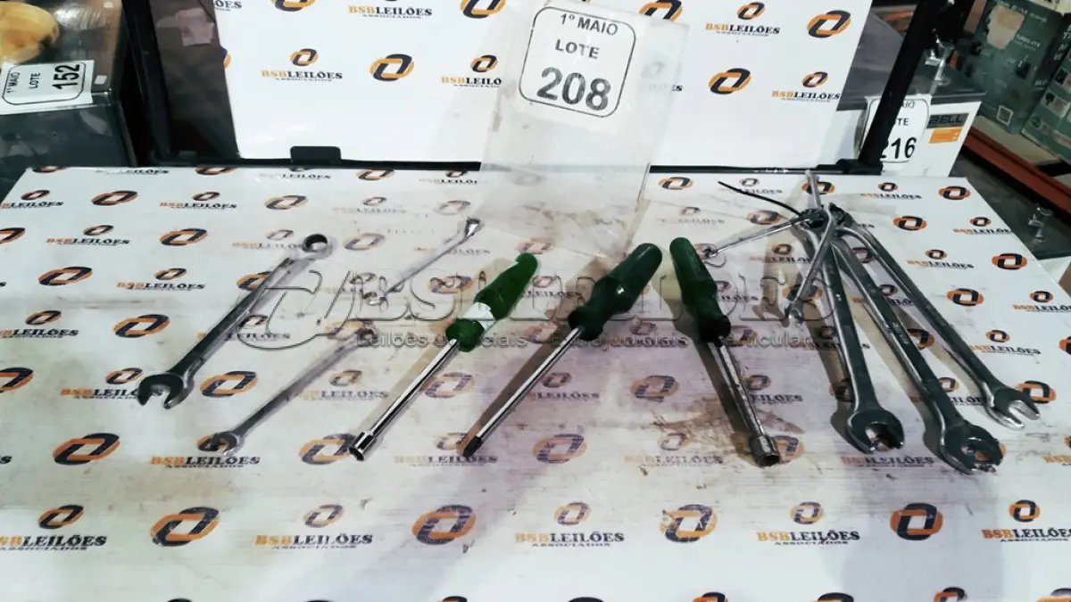 LOTE 208 - 01 LOTE COM VÁRIAS CHAVES TAMANHOS E MEDIDAS DIVERSAS MARCA BELZER. (NO ESTADO) ATENÇÃO! FAZER A VISITAÇÃO ANTES DE ARREMATAR, NÃO SABEMOS SE FUNCIONA, LEILÃO NÃO TEM GARANTIA E NEM DEVOLUÇÃO, SUJEITO A POSSÍVEIS AVARIAS VISÍVEIS/OCULTAS E/OU AUSÊNCIA DE COMPONENTES.