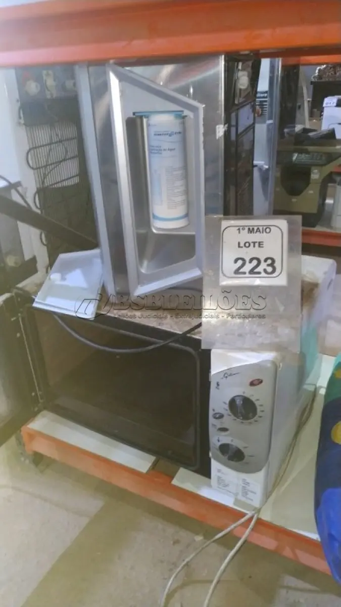 LOTE 223 - 01 FORNO MICRO-ONDAS E 01 PURIFICADOR DE ÁGUA. (NO ESTADO) ATENÇÃO! FAZER A VISITAÇÃO ANTES DE ARREMATAR, NÃO SABEMOS SE FUNCIONA, LEILÃO NÃO TEM GARANTIA E NEM DEVOLUÇÃO, SUJEITO A POSSÍVEIS AVARIAS VISÍVEIS/OCULTAS E/OU AUSÊNCIA DE COMPONENTES.