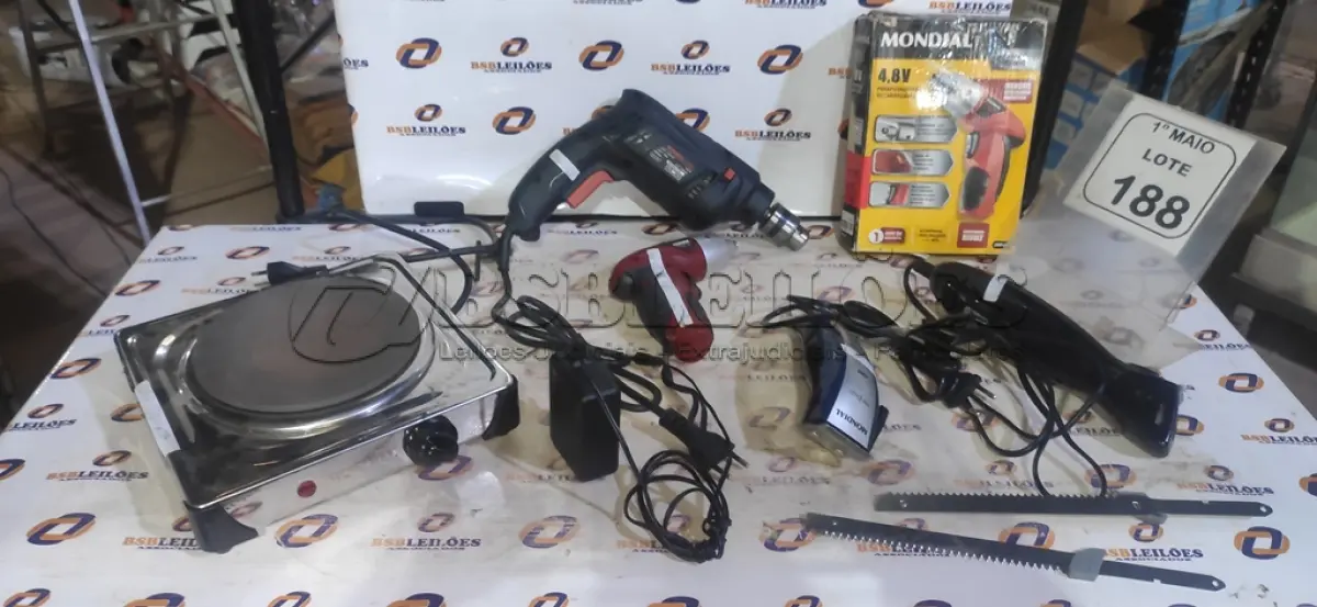 LOTE 188 - 01 FOGÃO PORTATIL DE 01 BOCA, 01 FACA ELÉTRICA MARCA MONDIAL, 01 FURADEIRA 220V MARCA MONDIAL, 01 PARAFUSADEIRA MARCA MONDIAL E 01 MÁQUINA DE CORTAR CABELO MARCA MONDIAL. (NO ESTADO) ATENÇÃO! FAZER A VISITAÇÃO ANTES DE ARREMATAR, NÃO SABEMOS SE FUNCIONA, LEILÃO NÃO TEM GARANTIA E NEM DEVOLUÇÃO, SUJEITO A POSSÍVEIS AVARIAS VISÍVEIS/OCULTAS E/OU AUSÊNCIA DE COMPONENTES.