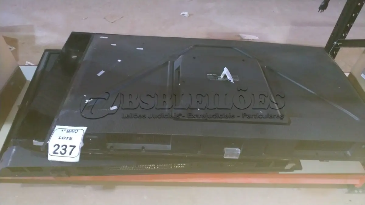 LOTE 237 - 04 TVS LCD DE MARCAS E TAMANHOS DIVERSOS. (NO ESTADO) ATENÇÃO! FAZER A VISITAÇÃO ANTES DE ARREMATAR, NÃO SABEMOS SE FUNCIONA, LEILÃO NÃO TEM GARANTIA E NEM DEVOLUÇÃO, SUJEITO A POSSÍVEIS AVARIAS VISÍVEIS/OCULTAS E/OU AUSÊNCIA DE COMPONENTES.