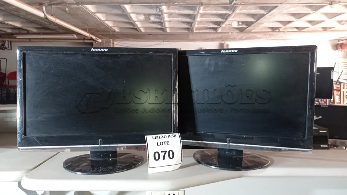 LOTE 070 - 02 MONITORES LENOVO. (NO ESTADO) ATENÇÃO! FAZER A VISITAÇÃO ANTES DE ARREMATAR, NÃO SABEMOS SE FUNCIONA, LEILÃO NÃO TEM GARANTIA E NEM DEVOLUÇÃO, SUJEITO A POSSÍVEIS AVARIAS VISÍVEIS/OCULTAS E/OU AUSÊNCIA DE COMPONENTES.