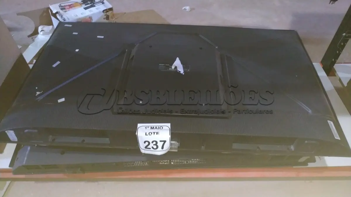 LOTE 237 - 04 TVS LCD DE MARCAS E TAMANHOS DIVERSOS. (NO ESTADO) ATENÇÃO! FAZER A VISITAÇÃO ANTES DE ARREMATAR, NÃO SABEMOS SE FUNCIONA, LEILÃO NÃO TEM GARANTIA E NEM DEVOLUÇÃO, SUJEITO A POSSÍVEIS AVARIAS VISÍVEIS/OCULTAS E/OU AUSÊNCIA DE COMPONENTES.