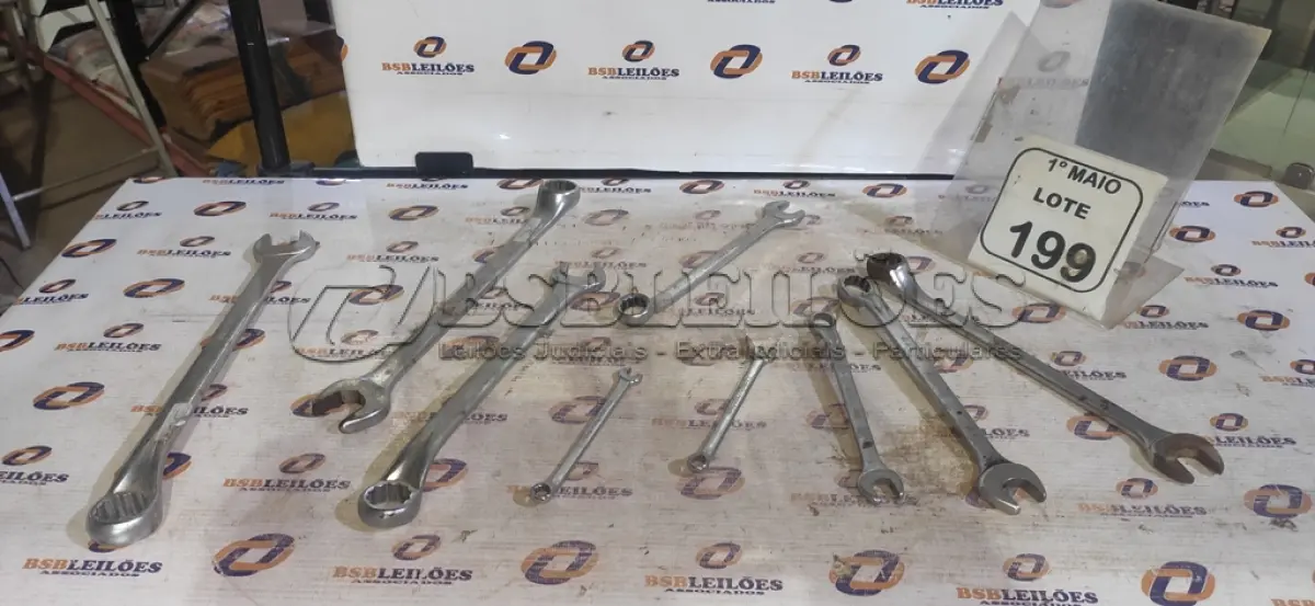 LOTE 199 - 01 LOTE COM VÁRIAS CHAVES TAMANHOS E MEDIDAS DIVERSAS MARCA BELZER. (NO ESTADO) ATENÇÃO! FAZER A VISITAÇÃO ANTES DE ARREMATAR, NÃO SABEMOS SE FUNCIONA, LEILÃO NÃO TEM GARANTIA E NEM DEVOLUÇÃO, SUJEITO A POSSÍVEIS AVARIAS VISÍVEIS/OCULTAS E/OU AUSÊNCIA DE COMPONENTES.