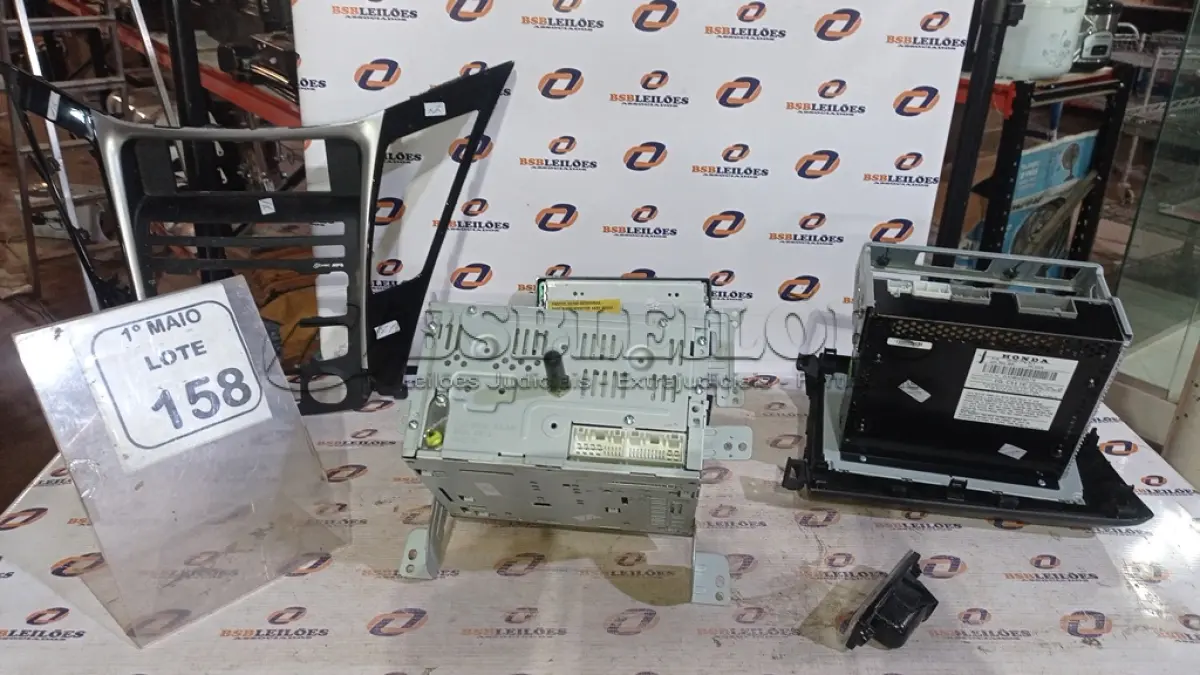LOTE 158 - 02 APARELHOS DE MULTIMÍDIA AUTOMOTIVO E 01 PAINEL DE CD PLAYER AUTOMOTIVO. (NO ESTADO) ATENÇÃO! FAZER A VISITAÇÃO ANTES DE ARREMATAR, NÃO SABEMOS SE FUNCIONA, LEILÃO NÃO TEM GARANTIA E NEM DEVOLUÇÃO, SUJEITO A POSSÍVEIS AVARIAS VISÍVEIS/OCULTAS E/OU AUSÊNCIA DE COMPONENTES.