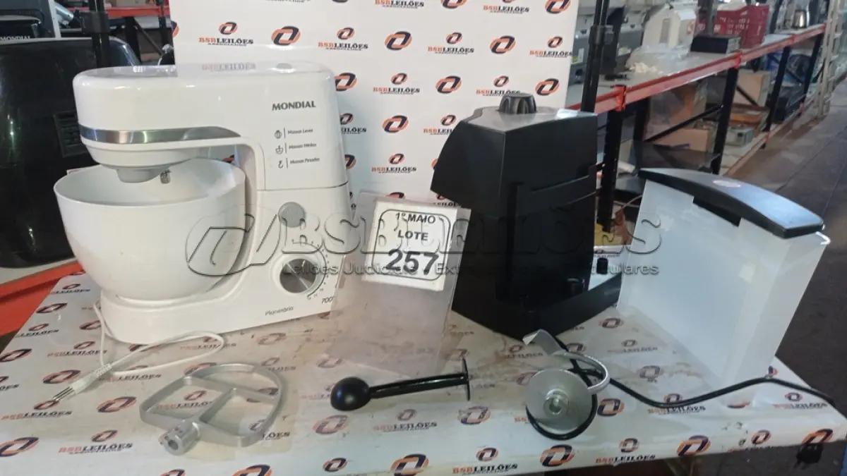 LOTE 257 - 01 MÁQUINA DE CAFÉ EXPRESSO 220V MARCA MONDIAL E 01 BATEDEIRA PLANETÁRIA 220V MARCA MONDIAL. (NO ESTADO) ATENÇÃO! FAZER A VISITAÇÃO ANTES DE ARREMATAR, NÃO SABEMOS SE FUNCIONA, LEILÃO NÃO TEM GARANTIA E NEM DEVOLUÇÃO, SUJEITO A POSSÍVEIS AVARIAS VISÍVEIS/OCULTAS E/OU AUSÊNCIA DE COMPONENTES.