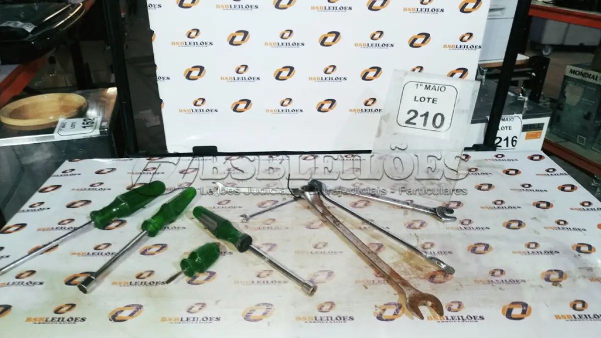 LOTE 210 - 01 LOTE COM VÁRIAS CHAVES TAMANHOS E MEDIDAS DIVERSAS MARCA BELZER. (NO ESTADO) ATENÇÃO! FAZER A VISITAÇÃO ANTES DE ARREMATAR, NÃO SABEMOS SE FUNCIONA, LEILÃO NÃO TEM GARANTIA E NEM DEVOLUÇÃO, SUJEITO A POSSÍVEIS AVARIAS VISÍVEIS/OCULTAS E/OU AUSÊNCIA DE COMPONENTES.