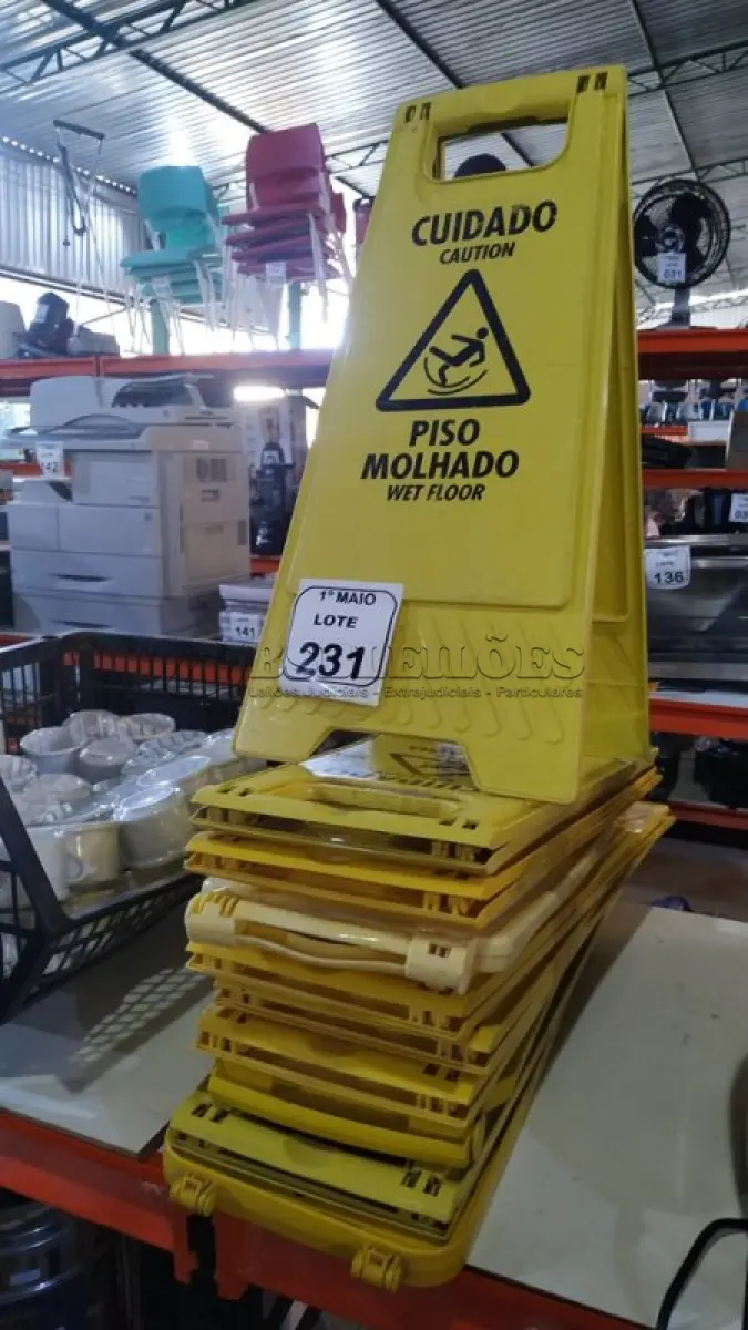 LOTE 231 - 10 PLACAS DE AVISO PARA PISOS MOLHADOS. (NO ESTADO) ATENÇÃO! FAZER A VISITAÇÃO ANTES DE ARREMATAR, NÃO SABEMOS SE FUNCIONA, LEILÃO NÃO TEM GARANTIA E NEM DEVOLUÇÃO, SUJEITO A POSSÍVEIS AVARIAS VISÍVEIS/OCULTAS E/OU AUSÊNCIA DE COMPONENTES.