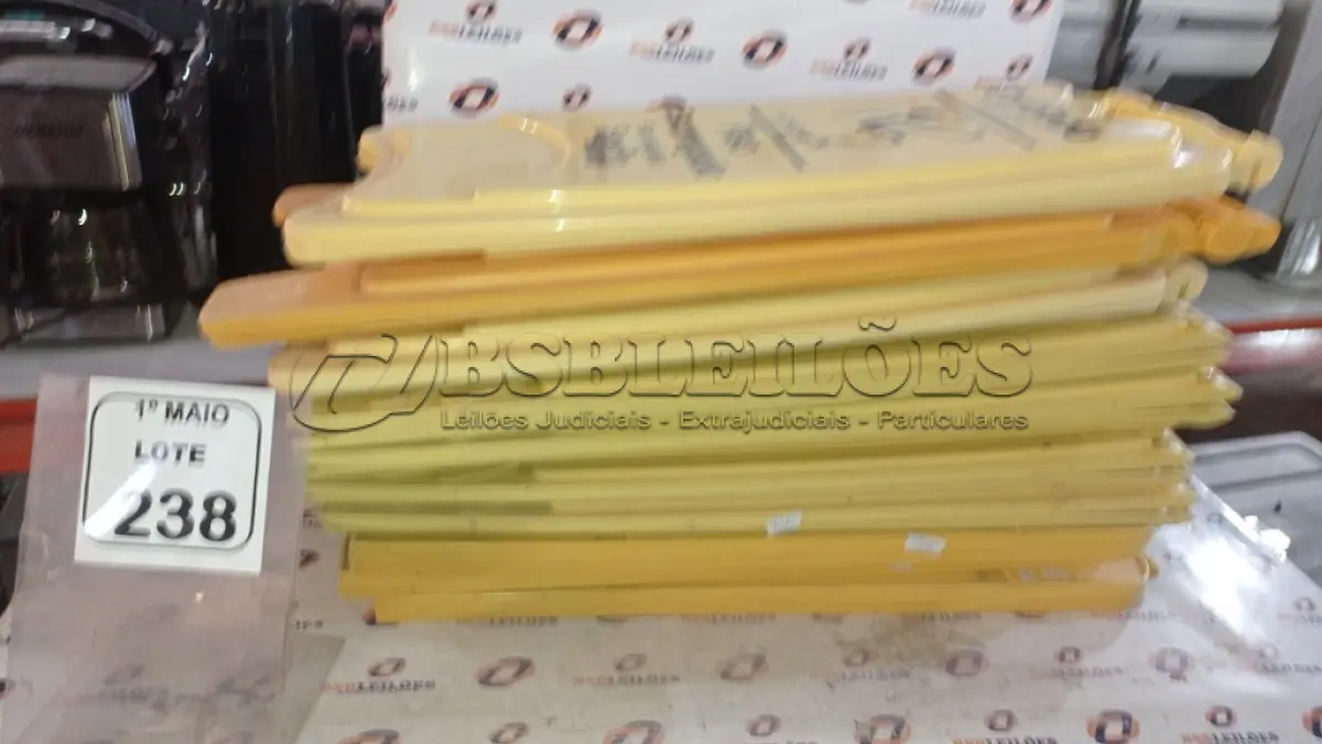 LOTE 238 - 11 PLACAS DE AVISO PARA PISOS MOLHADOS. (NO ESTADO) ATENÇÃO! FAZER A VISITAÇÃO ANTES DE ARREMATAR, NÃO SABEMOS SE FUNCIONA, LEILÃO NÃO TEM GARANTIA E NEM DEVOLUÇÃO, SUJEITO A POSSÍVEIS AVARIAS VISÍVEIS/OCULTAS E/OU AUSÊNCIA DE COMPONENTES.