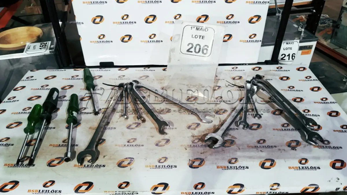 LOTE 206 - 01 LOTE COM VÁRIAS CHAVES TAMANHOS E MEDIDAS DIVERSAS MARCA BELZER. (NO ESTADO) ATENÇÃO! FAZER A VISITAÇÃO ANTES DE ARREMATAR, NÃO SABEMOS SE FUNCIONA, LEILÃO NÃO TEM GARANTIA E NEM DEVOLUÇÃO, SUJEITO A POSSÍVEIS AVARIAS VISÍVEIS/OCULTAS E/OU AUSÊNCIA DE COMPONENTES.
