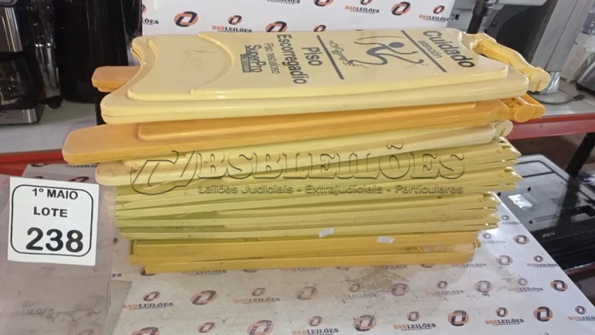 LOTE 238 - 11 PLACAS DE AVISO PARA PISOS MOLHADOS. (NO ESTADO) ATENÇÃO! FAZER A VISITAÇÃO ANTES DE ARREMATAR, NÃO SABEMOS SE FUNCIONA, LEILÃO NÃO TEM GARANTIA E NEM DEVOLUÇÃO, SUJEITO A POSSÍVEIS AVARIAS VISÍVEIS/OCULTAS E/OU AUSÊNCIA DE COMPONENTES.